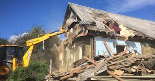 Промышленный демонтаж пристроек к дому в Иркутске | Цены от 578 руб. за м2