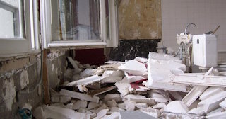 Демонтаж хрущевки в Иркутске - удаление старых полов и стен по выгодной цене от 1785 рублей.